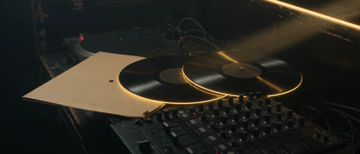 Selos Human-Made vs AI-Assisted no Traxsource: regras da loja DJ em 2026